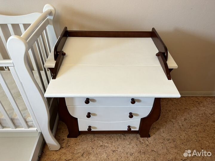 Детская кроватка с маятником. Комод пеленальный