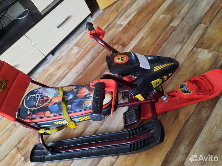 Детский снегокат со спинкой