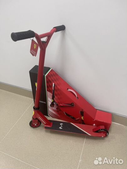 Трюковой самокат Ferrari