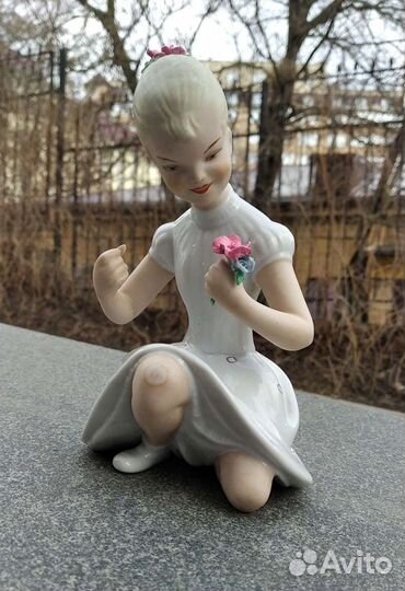 Фарфоровая статуэтка девочка с цветком Германия