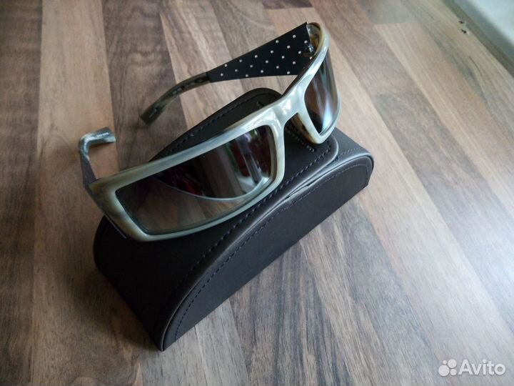 Фирменные солнцезащитные очки Carolina Herrera