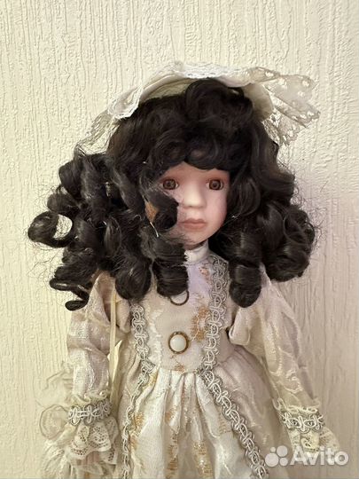 Кукла фарфоровая