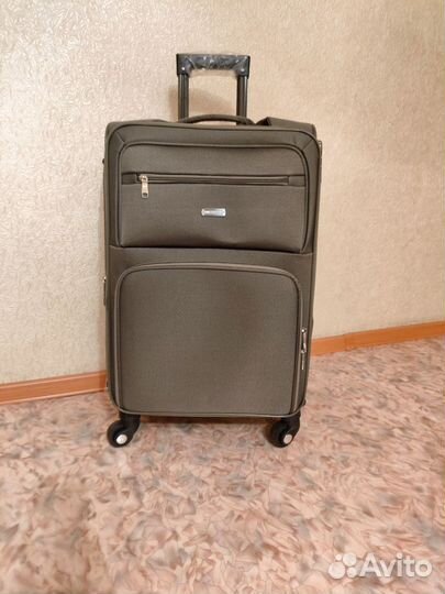 Новый красивый чемодан ударопрочный
