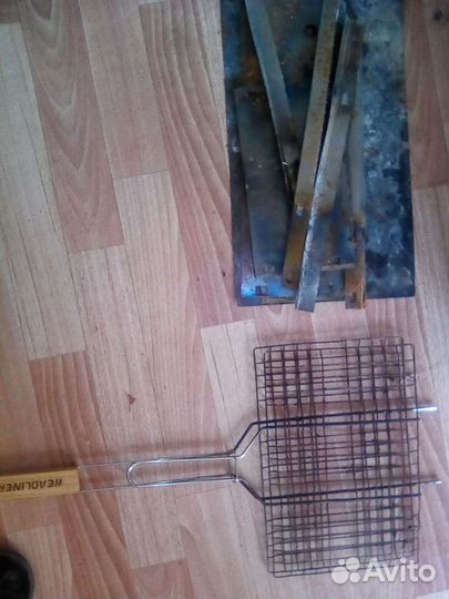 Мангал с решеткой и углями