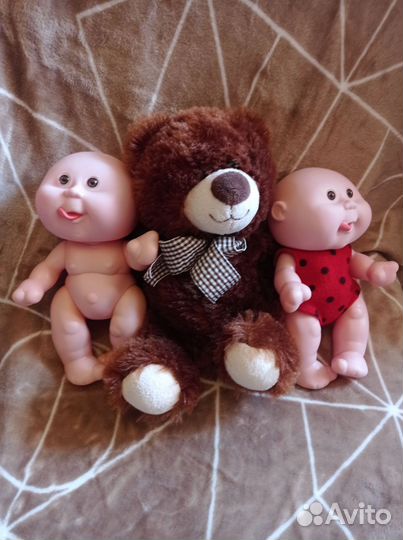 Плюшевый медведь и пупсы