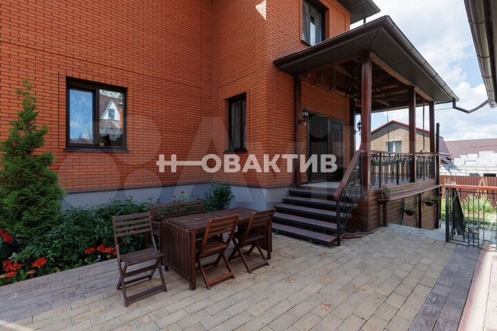 Коттедж 247 м² на участке 6,3 сот.