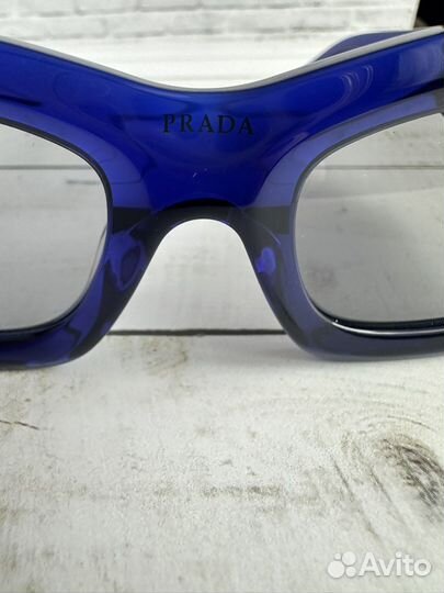 Солнцезащитные очки Prada