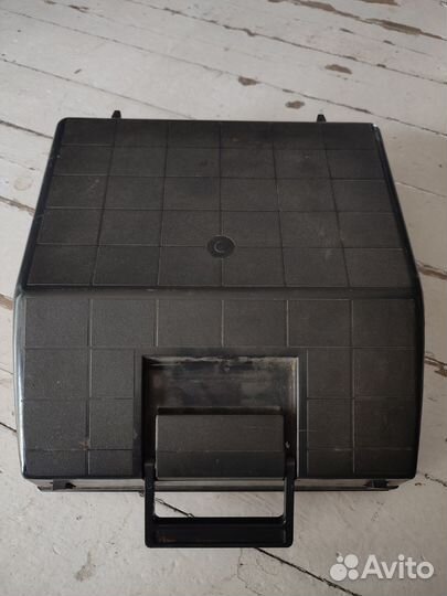 Печатная машинка Любава белая в чемодане