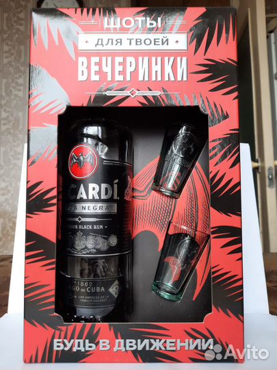 Пустая бутылка и рюмки от рома Bacardi в коробке