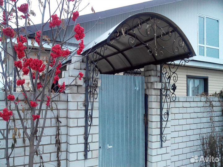 Козырек над крыльцом