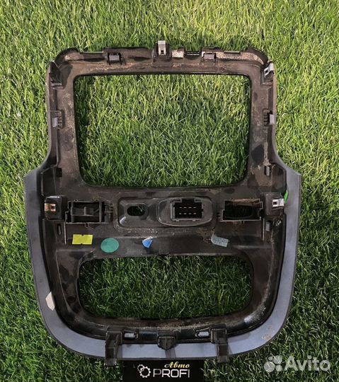 В наличии рамка магнитолы duster