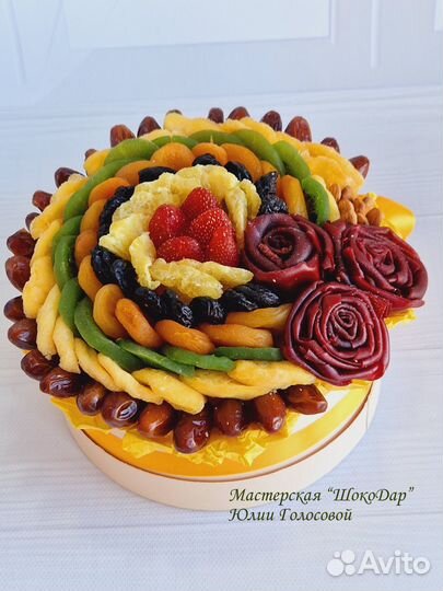 Букет из сухофруктов в коробке с розами из пастилы