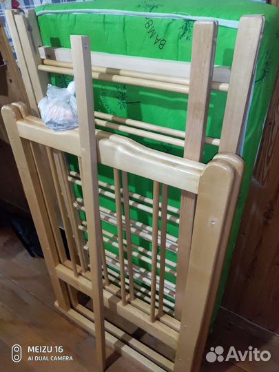 Детская кроватка с механизмом колесо-качалка