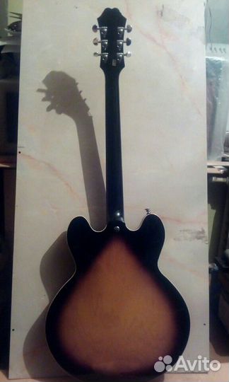 Гитарa полуакустическая