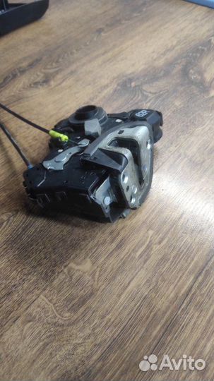 Замок боковой двери передний правый Toyota Avensis