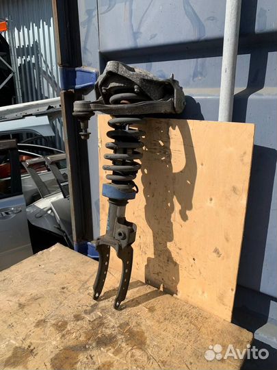 Стойка передней подвески правая Volkswagen Touareg