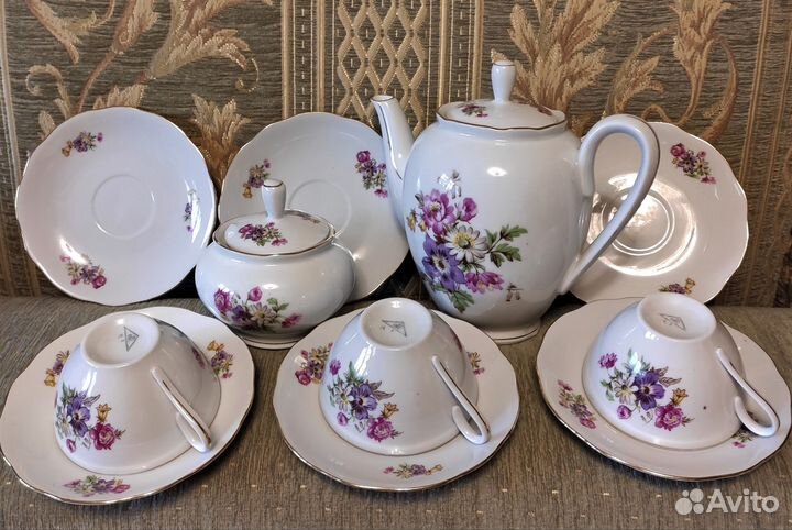 Предметы чайных фарфоровых сервизов