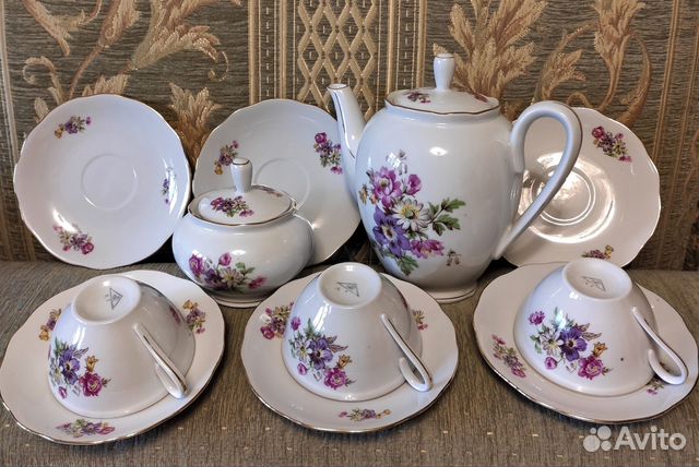 Предметы чайных фарфоровых сервизов