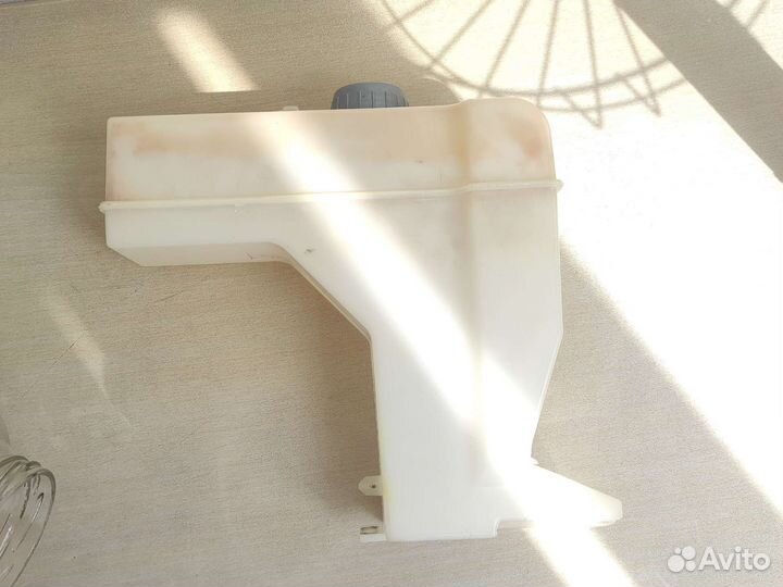 Расширительный бачок на Nissan Sunny FB15