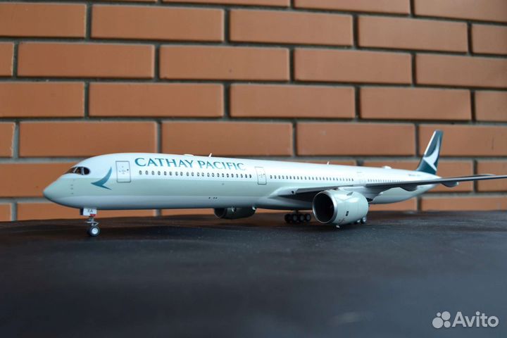 Модель самолёта Airbus A350-1000