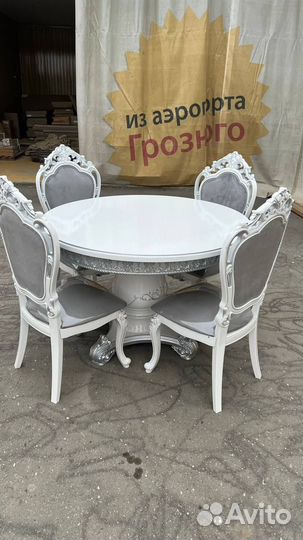 Стол со стульями