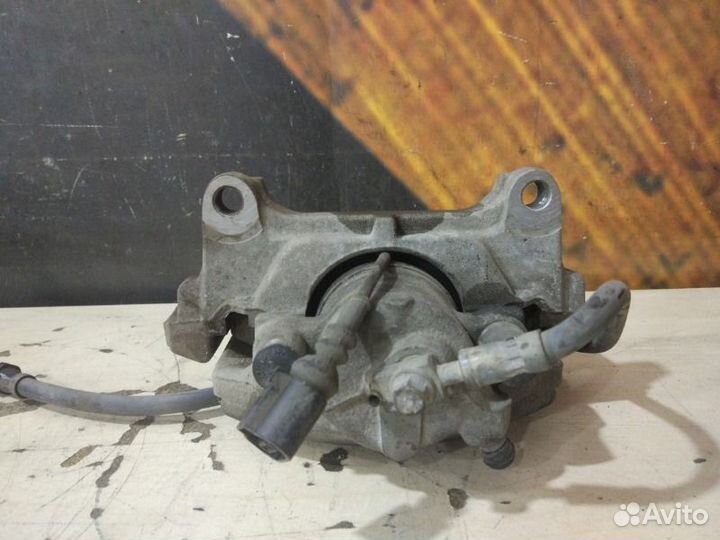 Суппорт передний левый Volkswagen Passat Variant