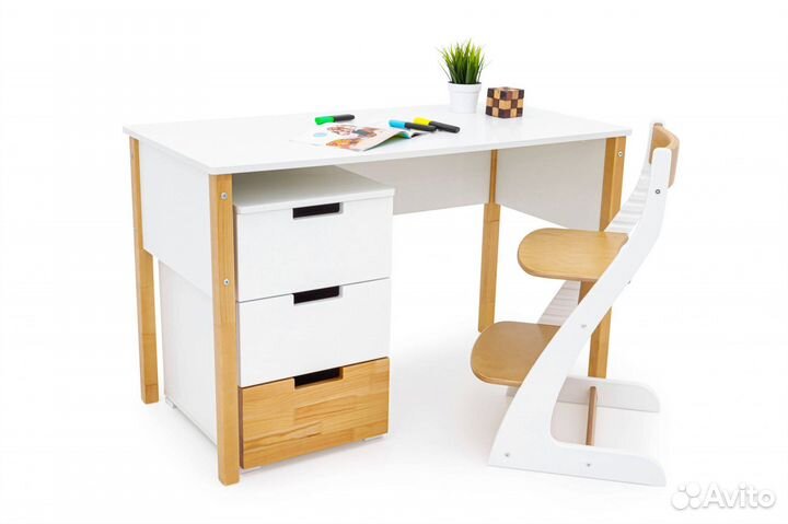 Письменный стол для детской. Дерево-белыи