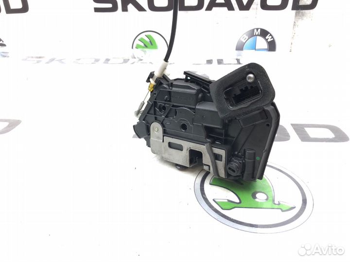 Замок двери задний правый Skoda Octavia A7 (5E)