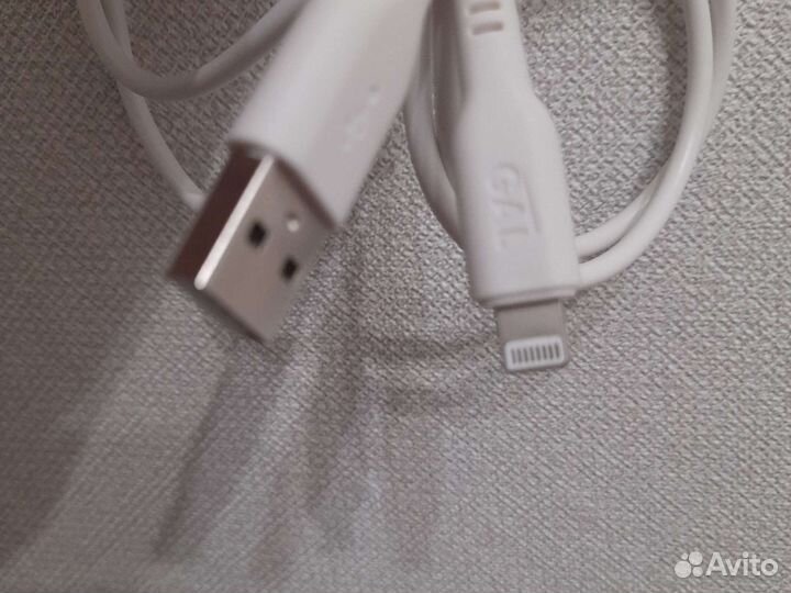 Зарядный шнур на iPhone