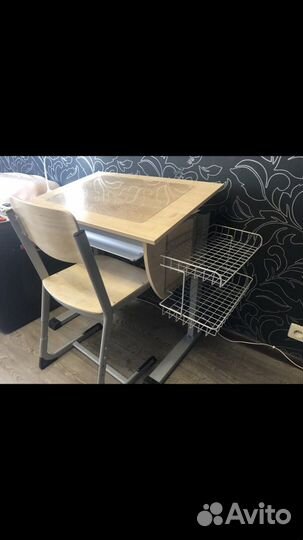 Парта ученическая, ученический стул и решетка