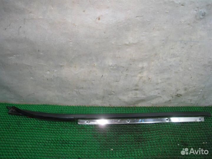 Молдинг лобового стекла левый Nissan Almera Tino