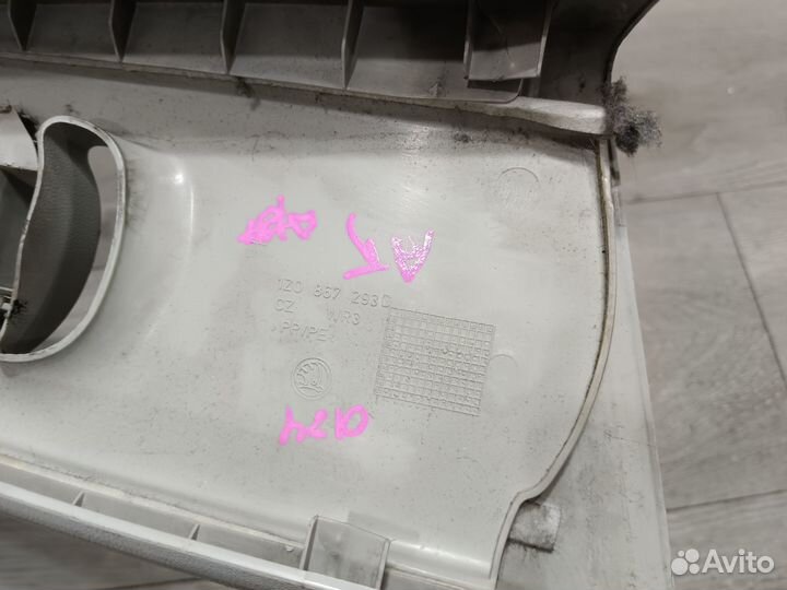 Обивка левая центральная для Skoda Octavia A5