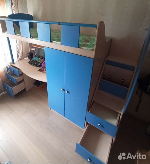 Двухъярусная кровать с лестницей