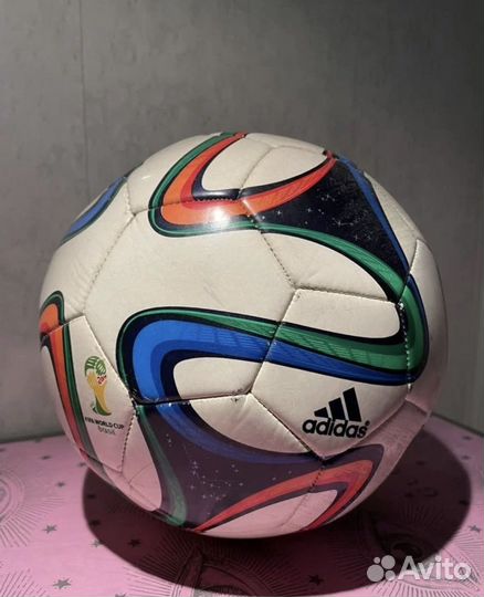 Футбольный мяч adidas brazuca 2014 год