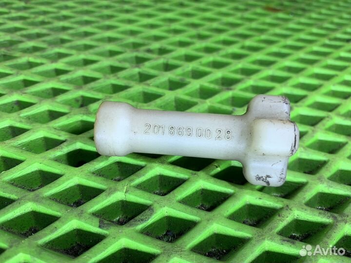 Крепление бачка омывателей Mercedes-Benz w124