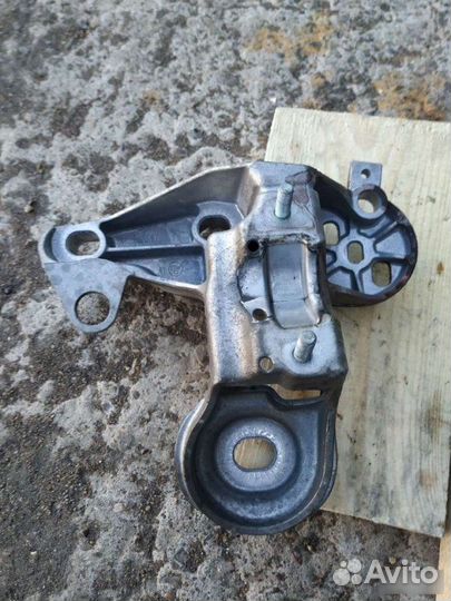 Кронштейн опоры двигателя правый Audi A4 B7