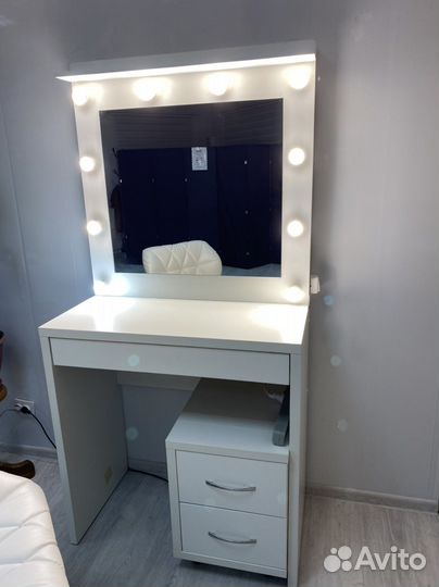 Гримёрный столик с зеркалом