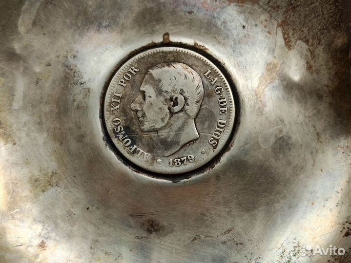 Пепельница старинная с серебряной монетой