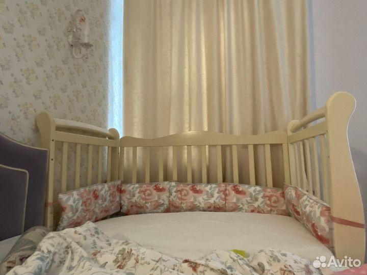 Детская кроватка с маятником и ящиком