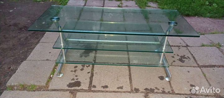 Стеклянный тумбь под телевизором