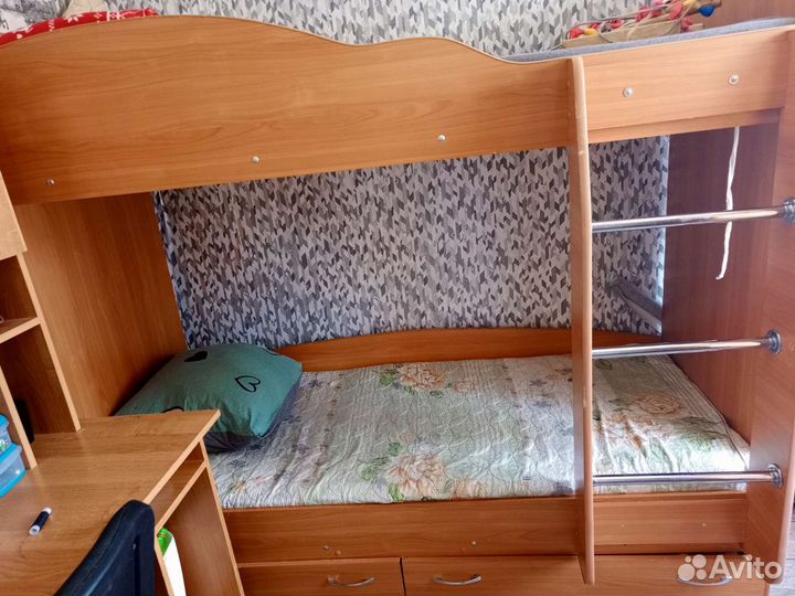 Кровать двухьярусная,компьютерный стол,тумба