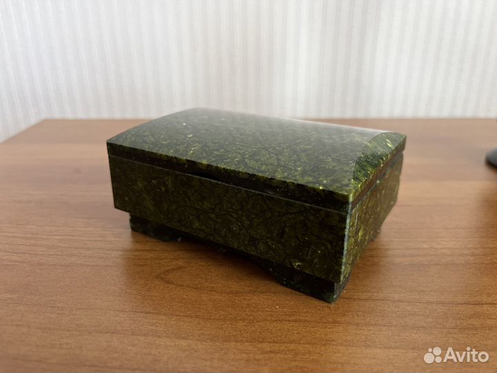 Ваза и шкатулка из натурального камня