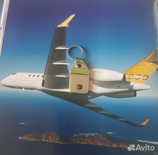 Брелок из фрагмента самолета Bombardier