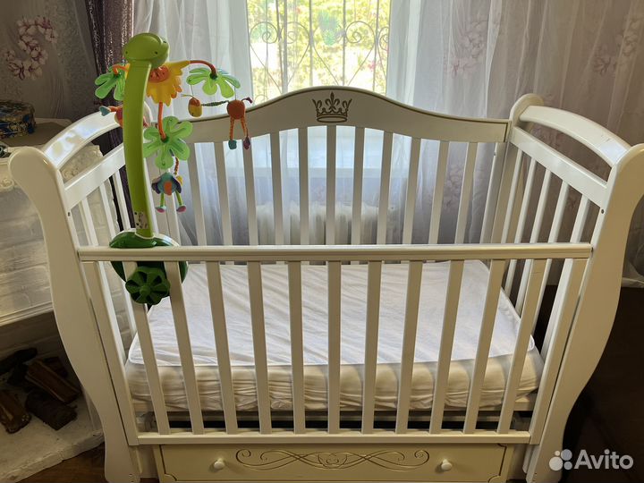 Кроватка с маятником в идеальном состоянии