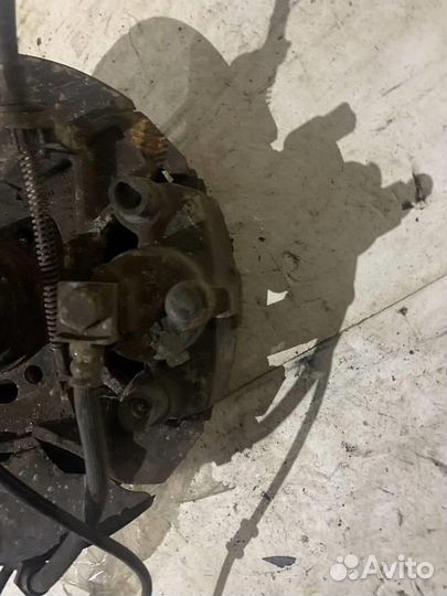 Суппорт задний правый chrysler Town Country 2001