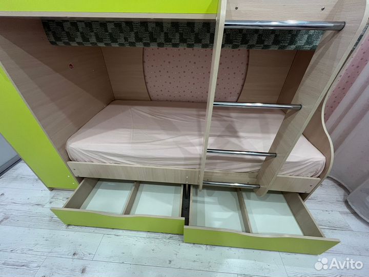 Кровать двухъярусная