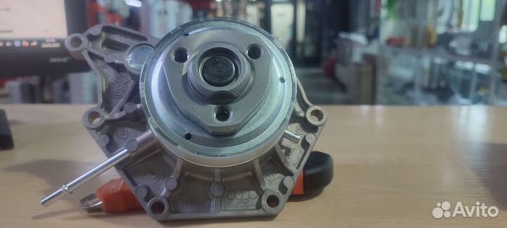 Помпа водяная Audi OE 06E121018H
