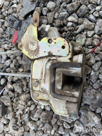 Ниссан примера p10 замок двери передний левый