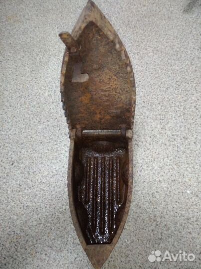 Старый утюг на углях