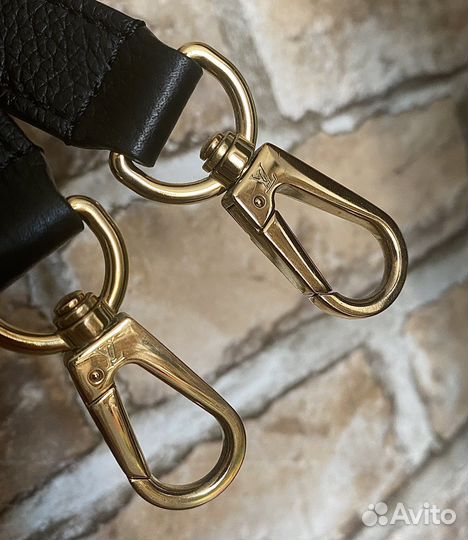 Плечевой кожаный черный ремень Louis Vuitton